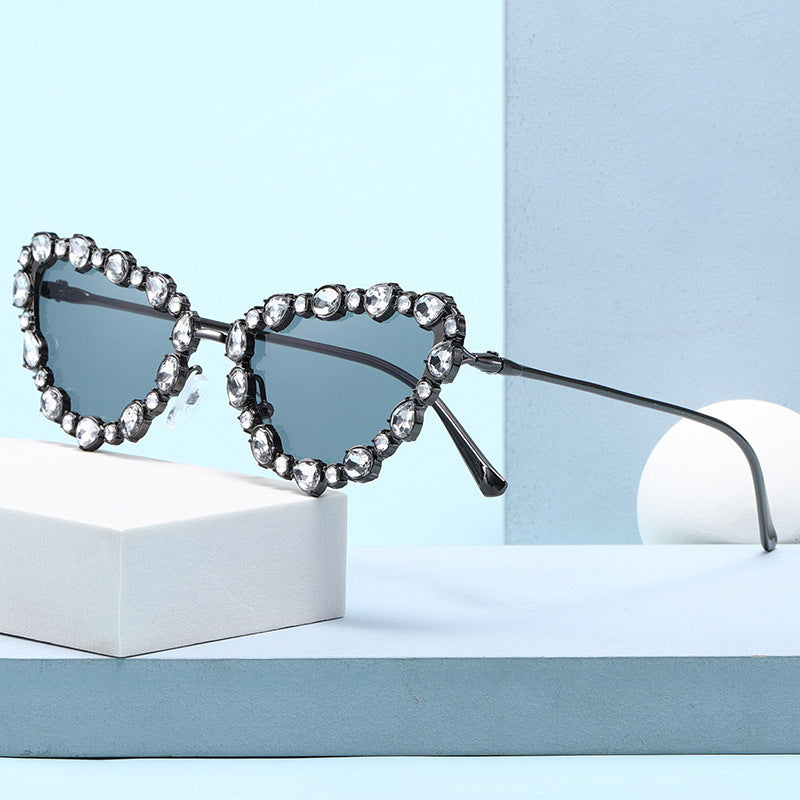 Damen Herzförmige Designer-Sonnenbrille mit glamourösem Kristallrahmen Brehn