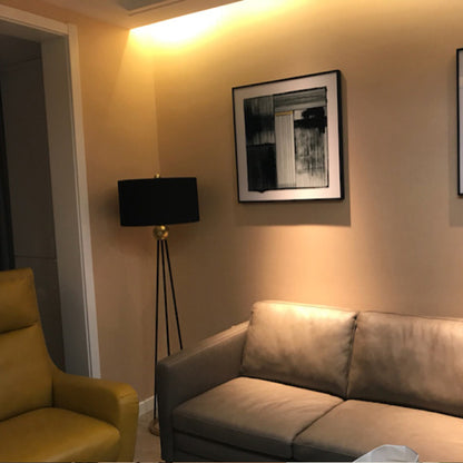 Zeitgenössische Stehlampe mit elegantem Schirm