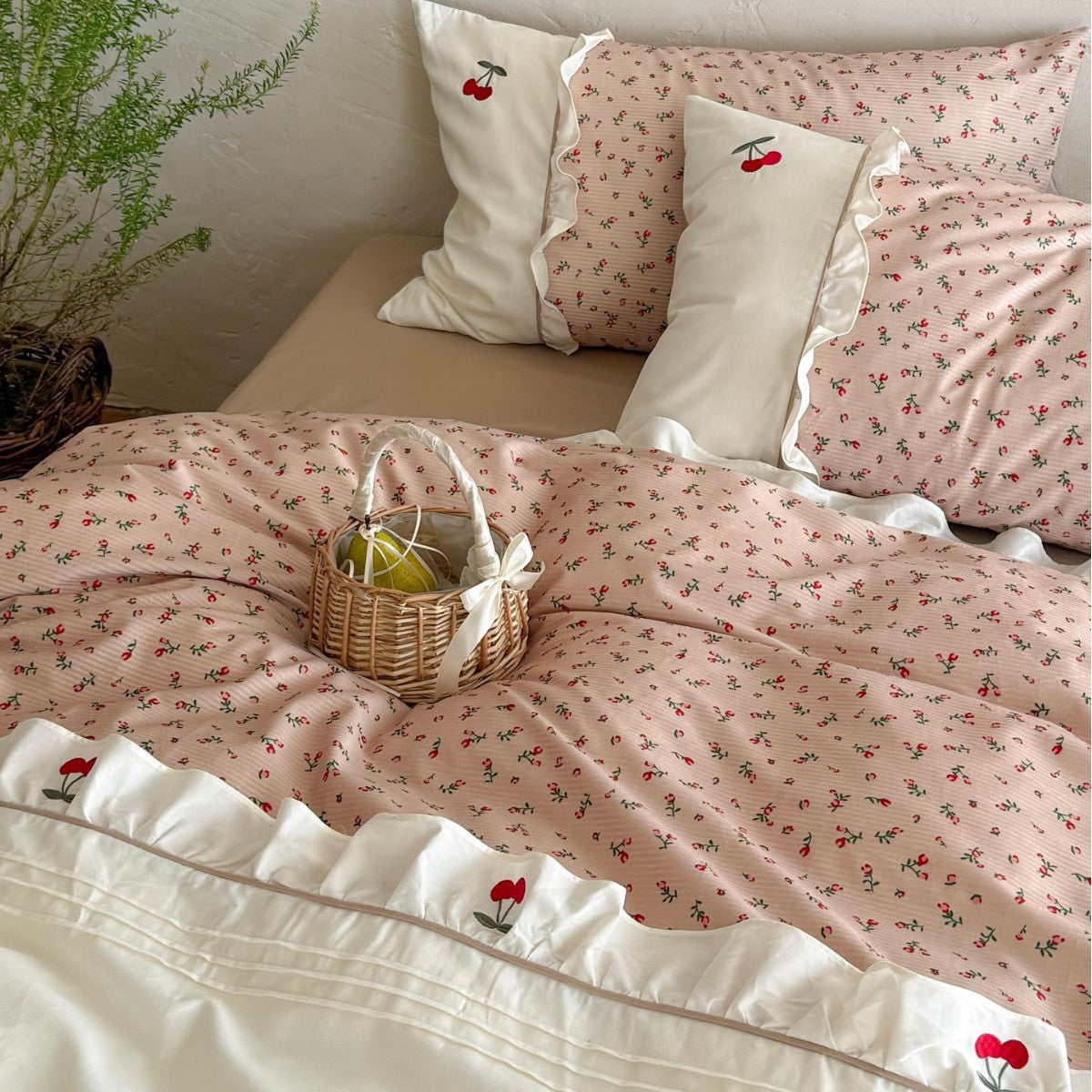 Bettgarnitur im Cottage-Stil mit Kirschen‑Stickerei, Volant und Micro‑Print
