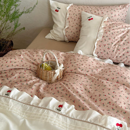 Bettgarnitur im Cottage-Stil mit Kirschen‑Stickerei, Volant und Micro‑Print