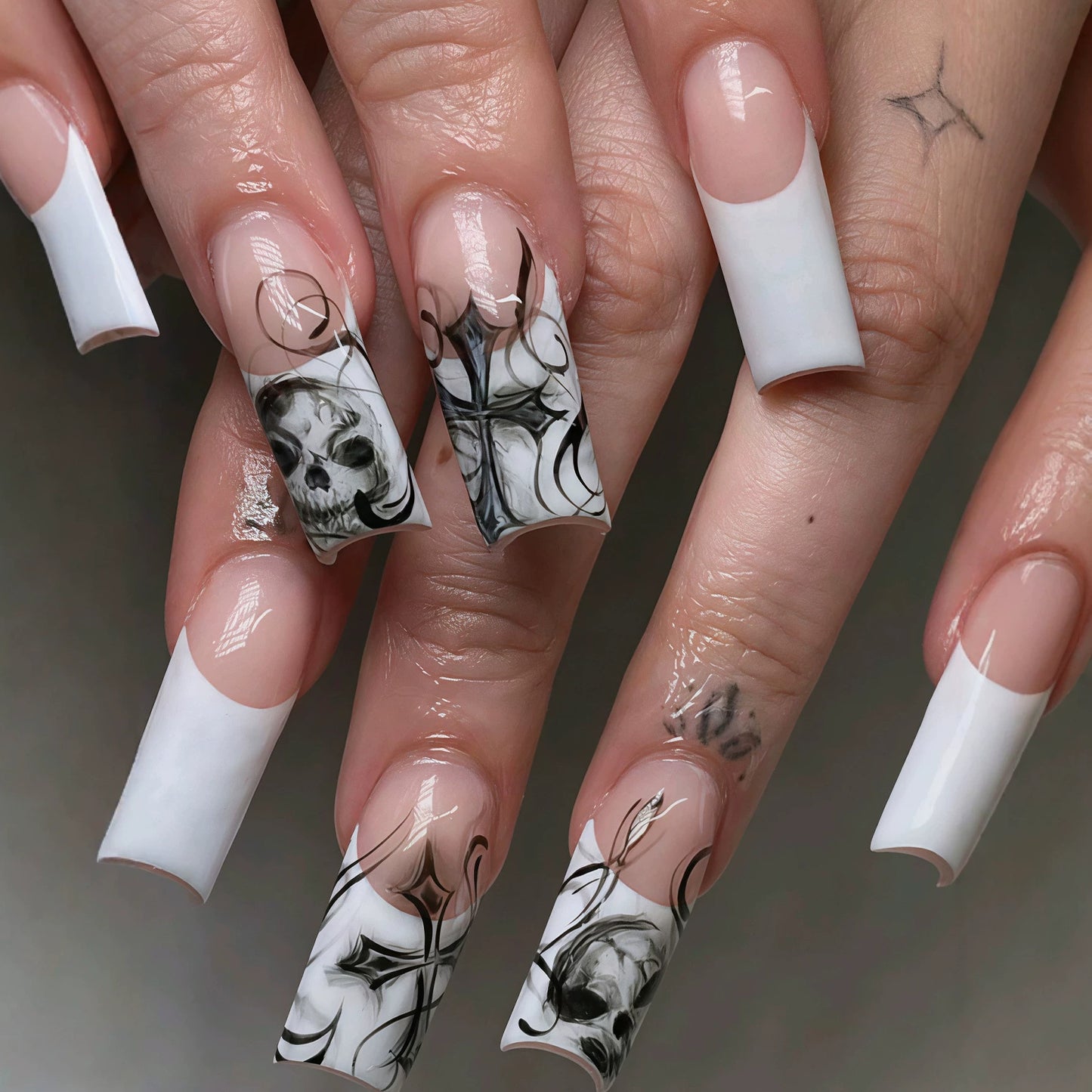 Künstlerische Schädel-Nagelkunst Tipps Brehn