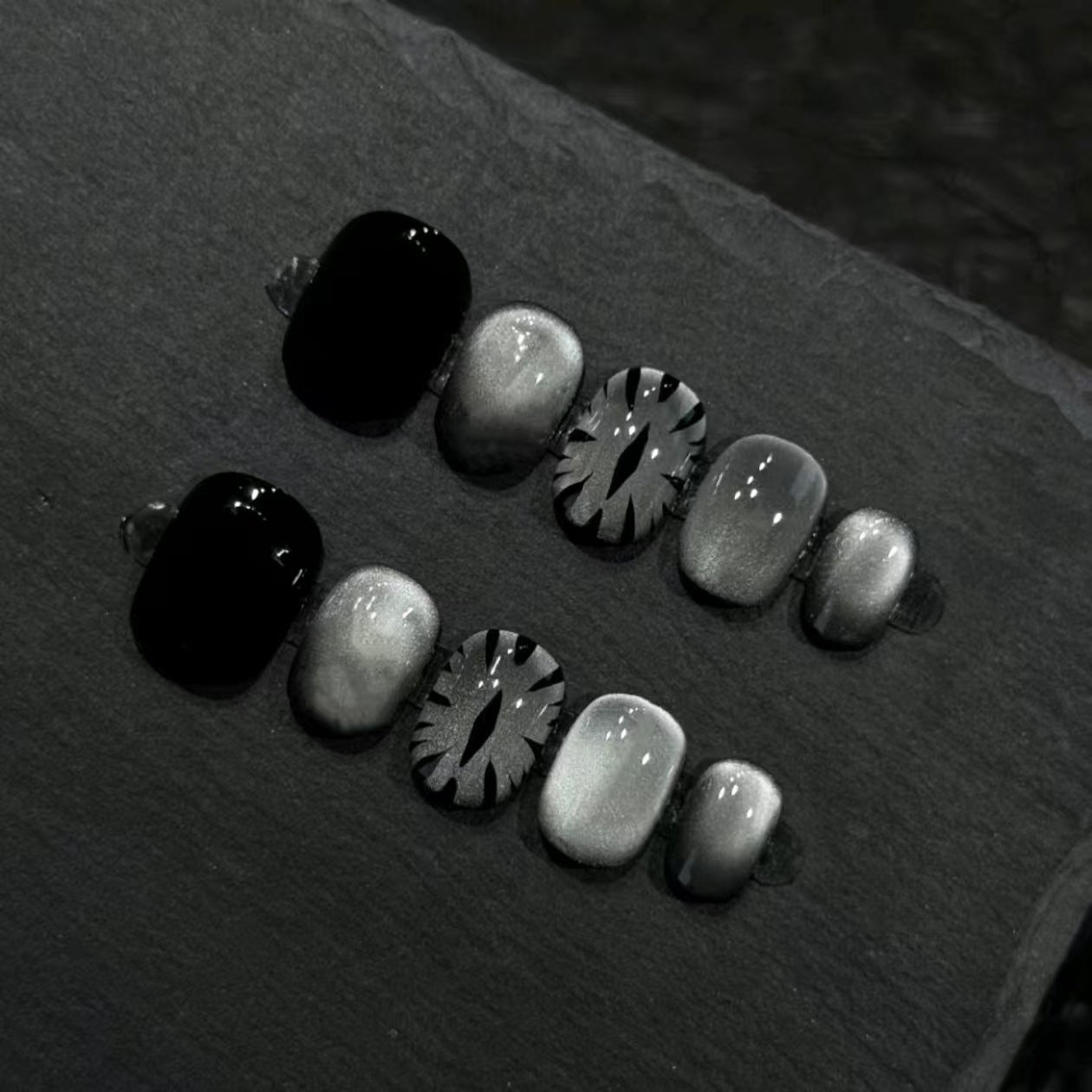 Künstlerisches Press-On-Nagelset mit geometrischen Designs Brehn