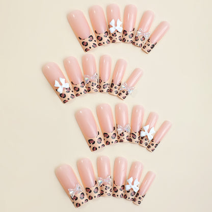 Dekoratives Press-On-Nagelset mit schickem Tierdruck und Edelsteinakzenten Brehn