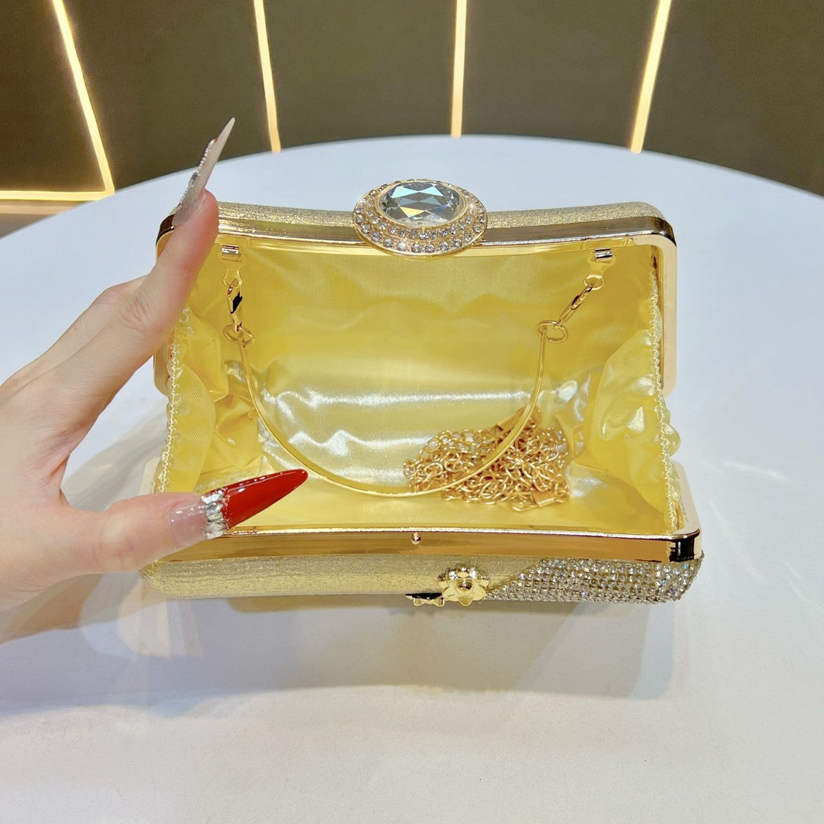 Glamouröse Clutch-Tasche mit Strassbesatz