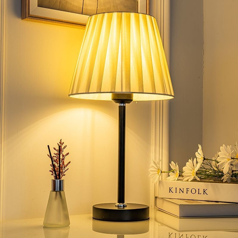 Moderne Tischlampe mit plissiertem Schirm