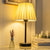 Moderne Tischlampe mit plissiertem Schirm