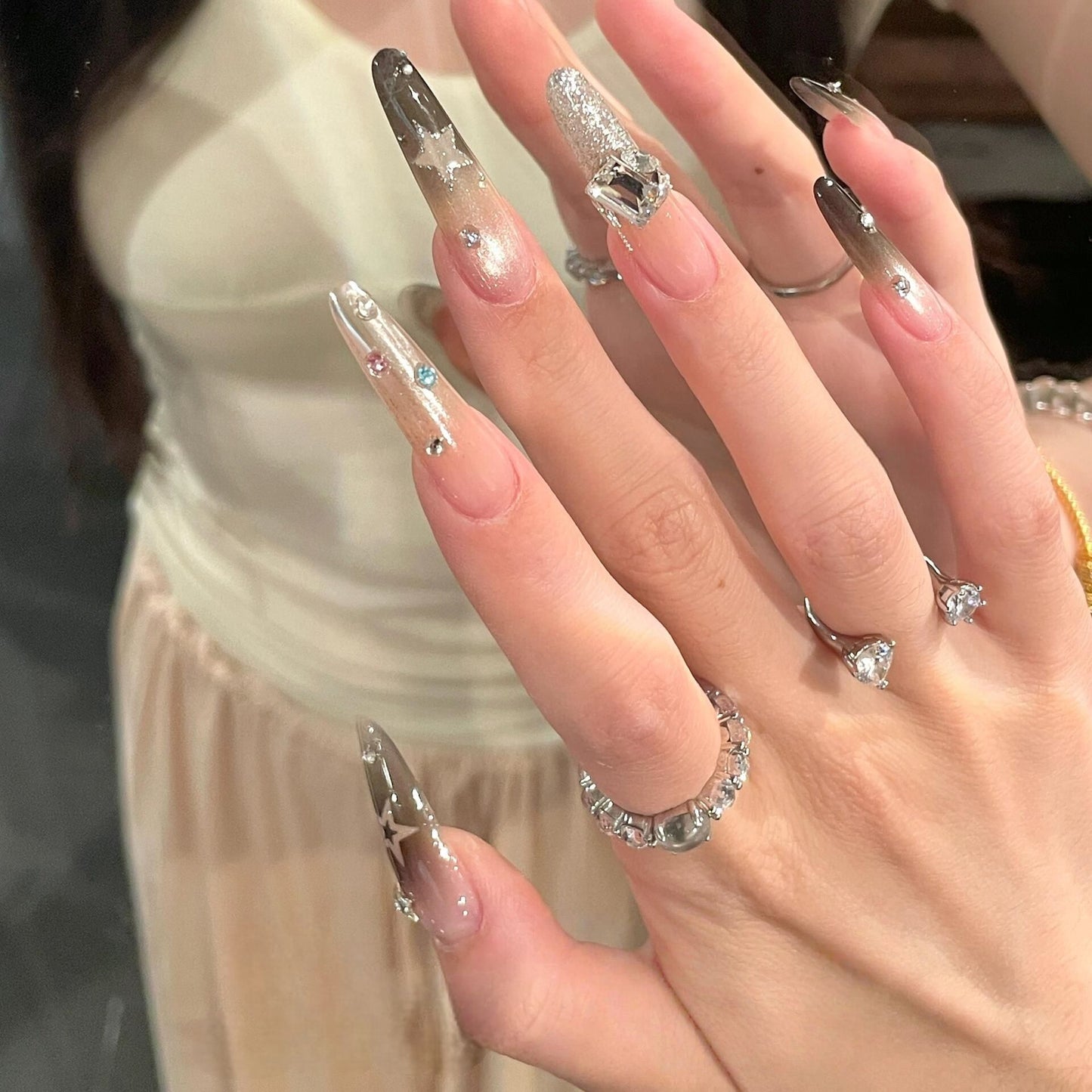 Glamouröse Kunstnägel mit Funkelnden Strass- und Sternendesigns Brehn