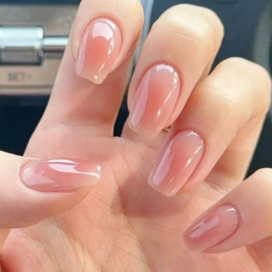 Kunstnagelset mit elegantem Hochglanz und natürlichem Finish Brehn