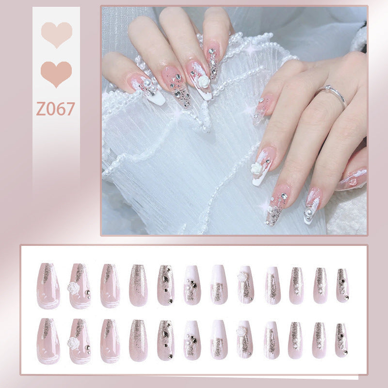 Kunstnagelset mit eleganten Glitzerverzierungen und schimmernden Akzenten Brehn