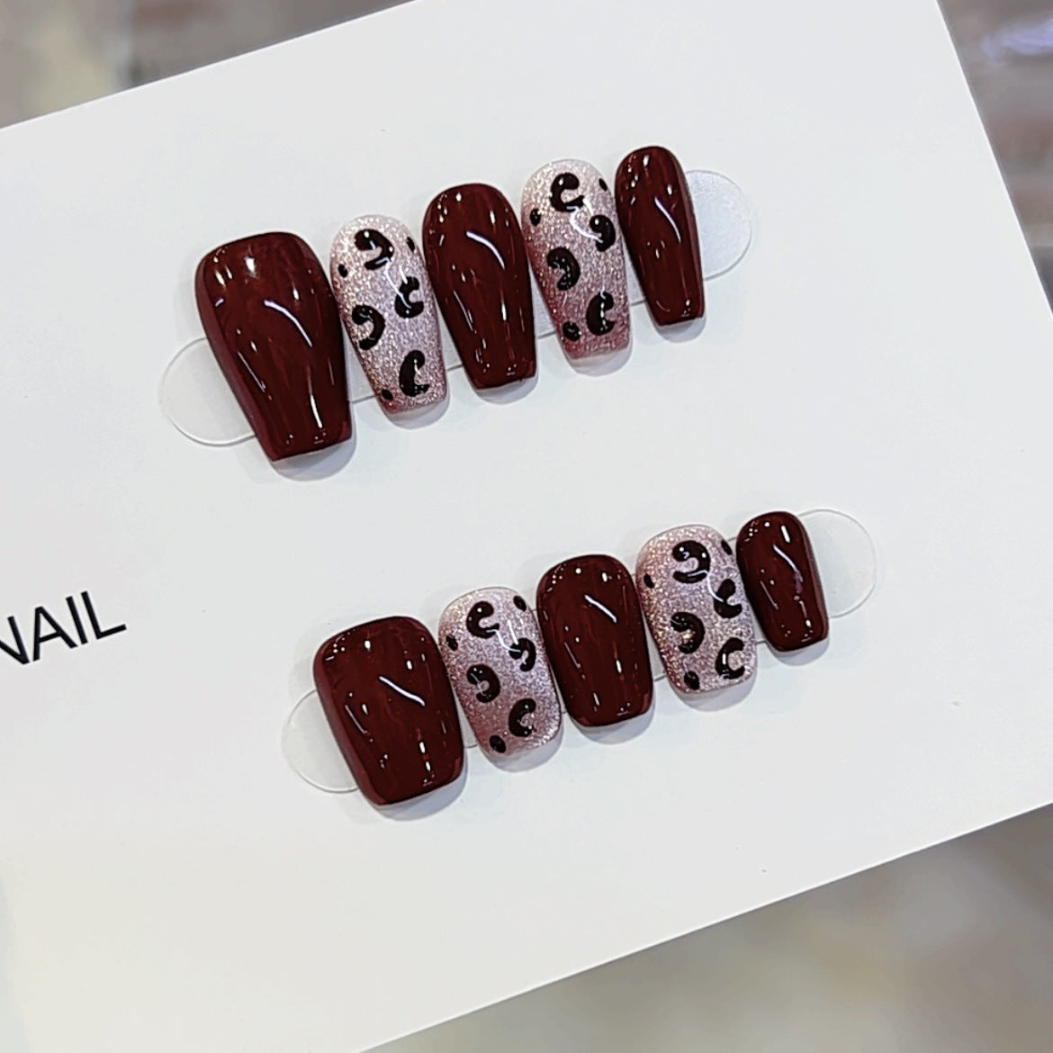 Stylisches Press-On Nagelkunst-Set Brehn