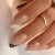 Stylisches Stiletto Press-on Nagelkunstset mit goldenen Akzenten Brehn