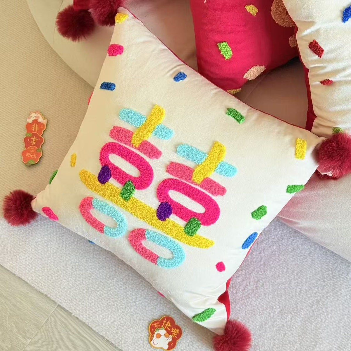 Buntes Chenille-geplüschtes quadratisches Wurfkissen mit plüschigen Pom-Pom-Ecken und abnehmbarem Einsatz