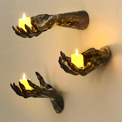 Wandkerzenhalter in realistisch geformter Hand aus Resin
