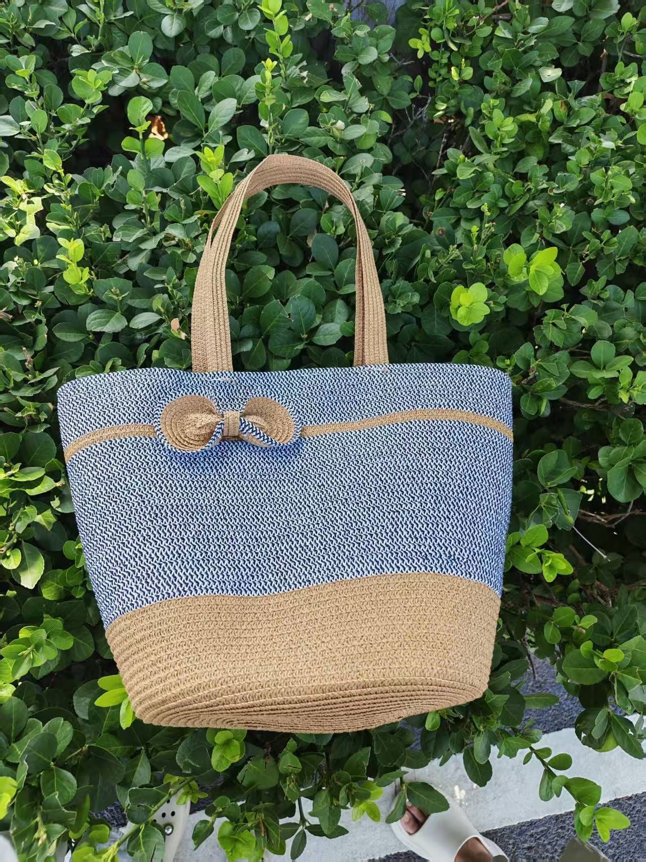 Elegante Strohtasche mit Dekorativem Schleifenverschluss Brehn