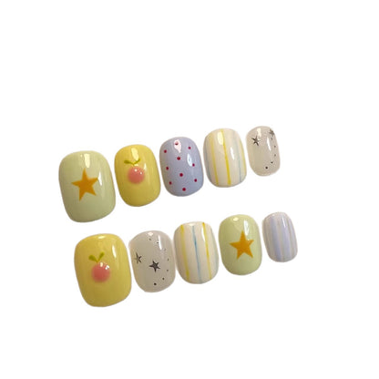 Künstlerisches Nagelset mit verspielten Designs