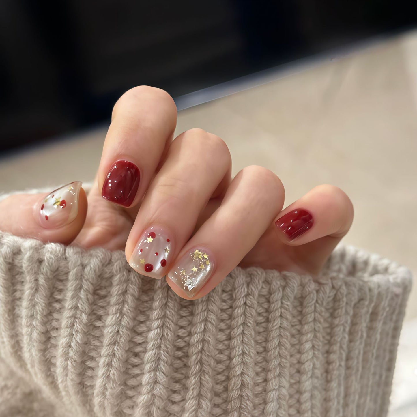 Kunstnagelset mit Funkelnden Glitzerdetails und Kreativen Motiven Brehn