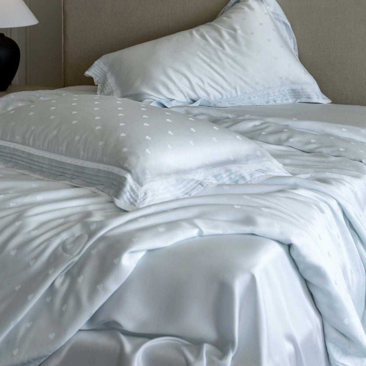 Luxuriöses Satin-Bettwäsche-Set mit Spitzenrand und Herzmotiv