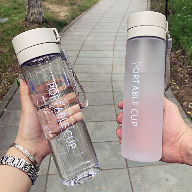 Damen tragbare Wasserflasche mit praktischem Reinigungssystem Brehn