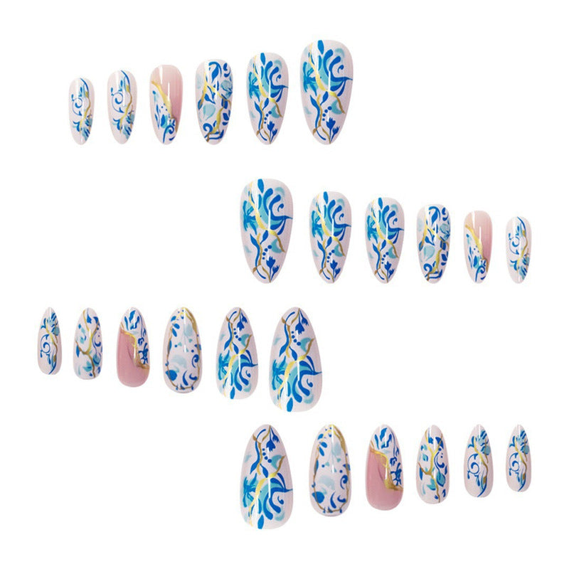 Künstlerisches florales Press-On-Nageldesign mit goldenen Akzenten Brehn