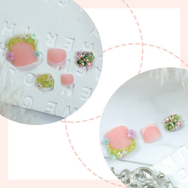 Kunstnagelset mit floralen 3D-Details und Glitzerverzierungen Brehn
