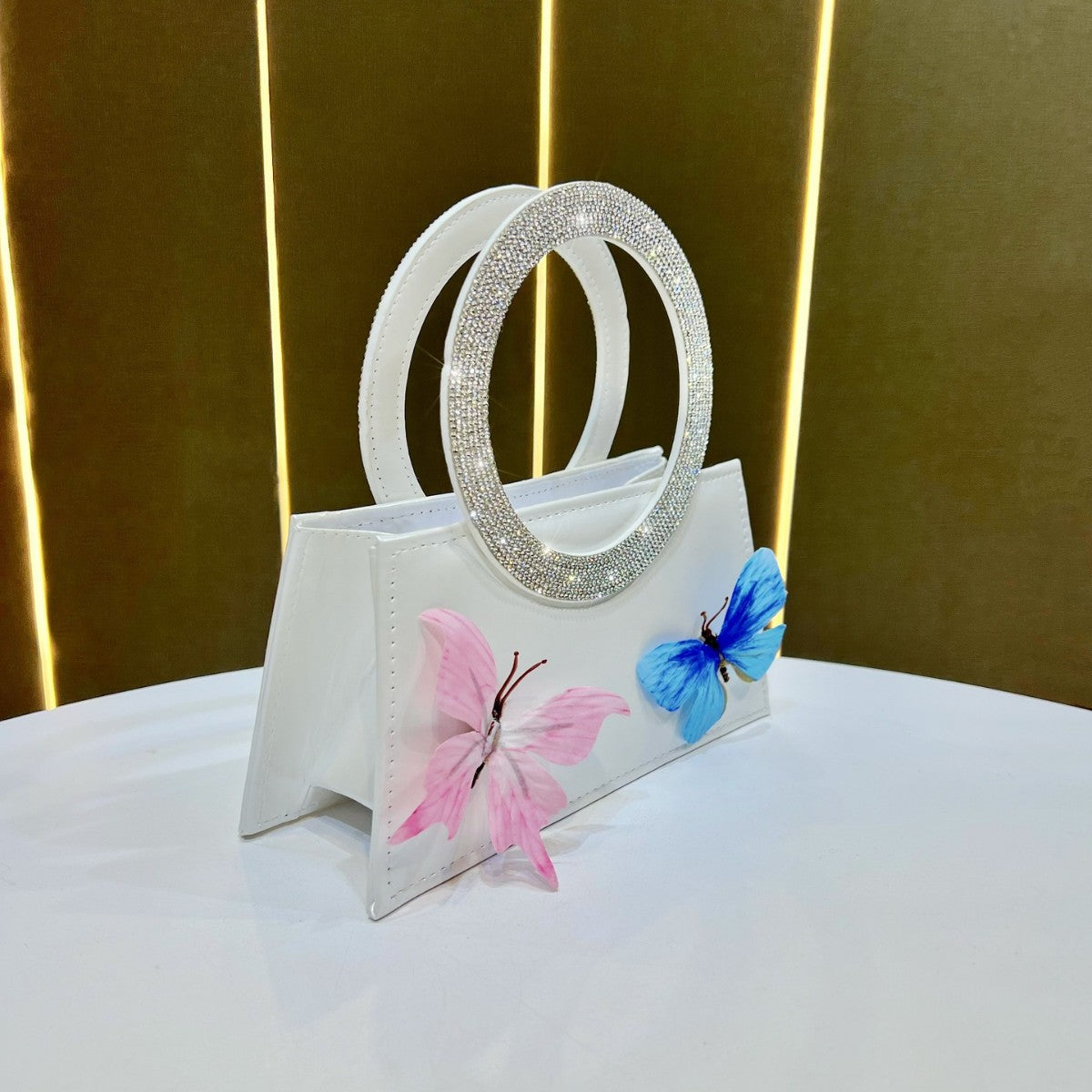 Künstlerische mit Schmetterlingen verzierte Handtasche