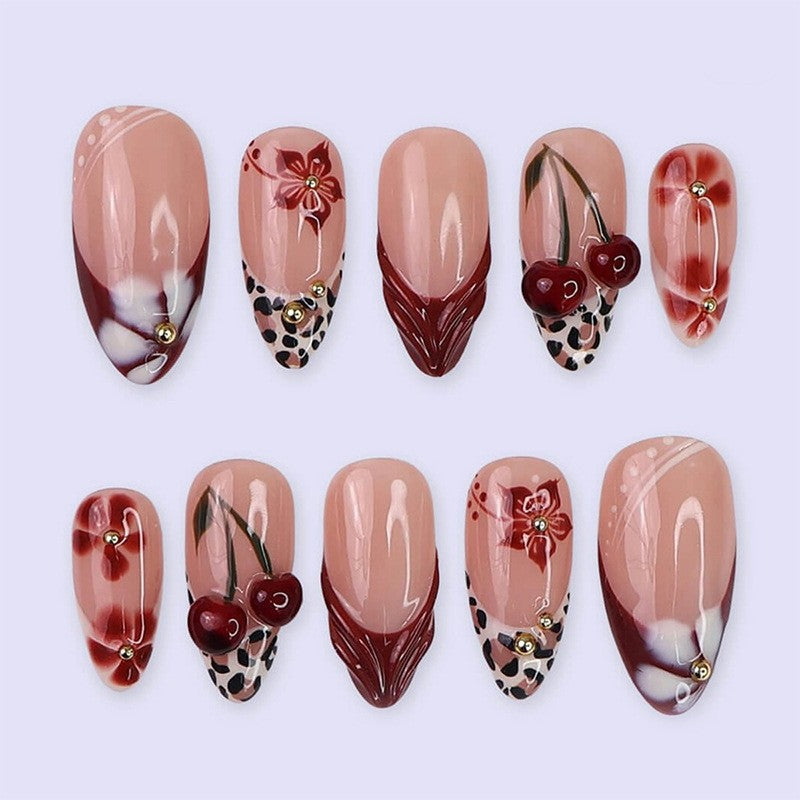 Elegante Kunstnägel mit floralen Akzenten und Glitzer Brehn