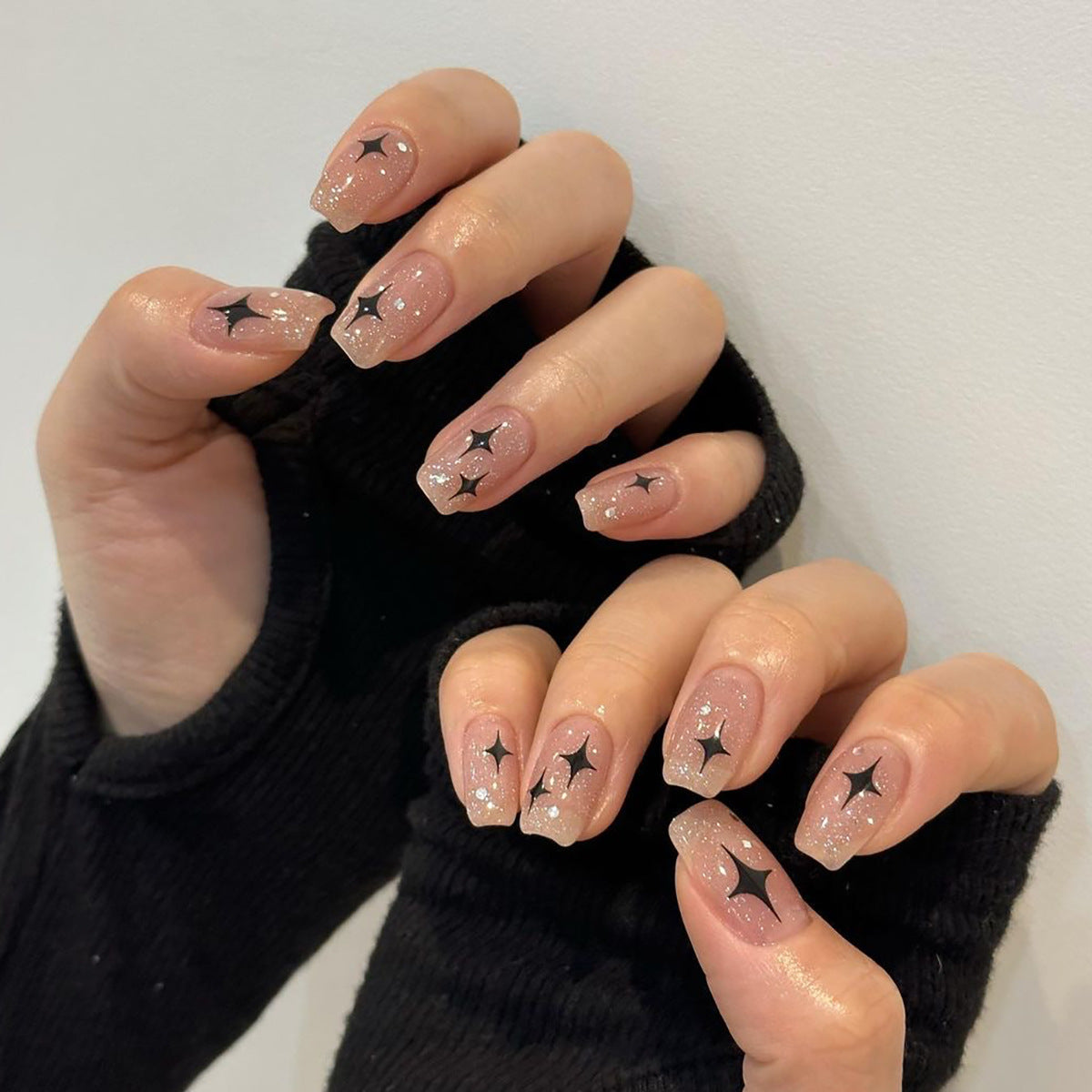 Kunstvolle Nagelverlängerungen mit Glitzer- und Sternenmuster Brehn