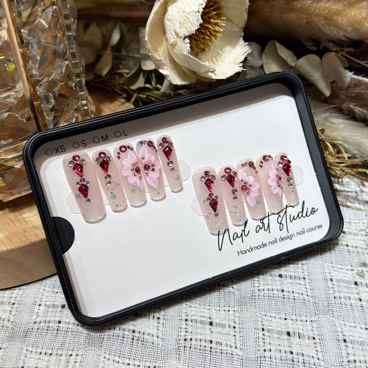 Blumenmotiv Press-On Nagelset mit Edelsteinakzenten Brehn