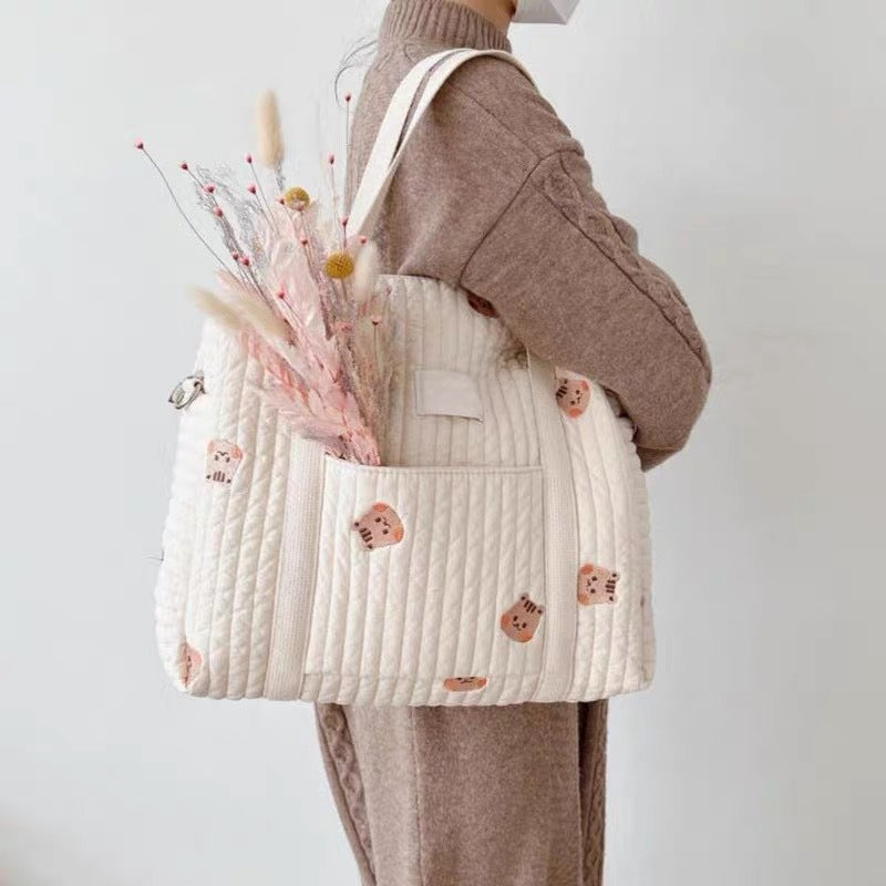 Gepolsterter Babywindel-Rucksack mit bestickten Plüschbären-Akzenten