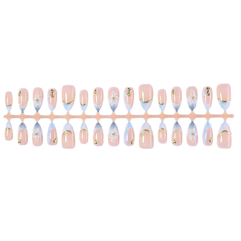 Kreatives Nagelset mit eleganten Goldverzierungen Brehn