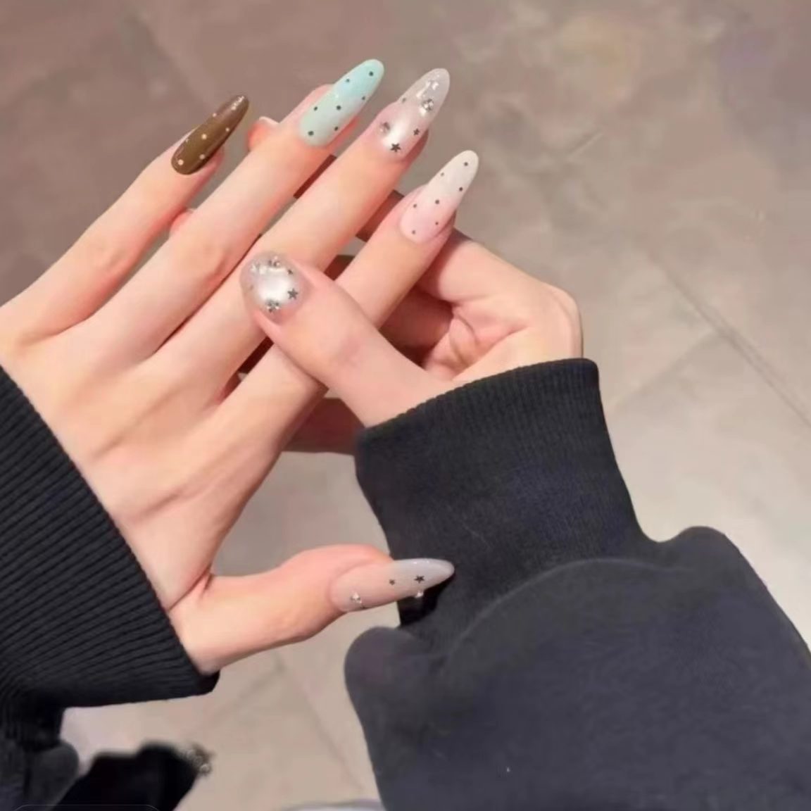 Künstlerische Pünktchen-Nagelverlängerungen