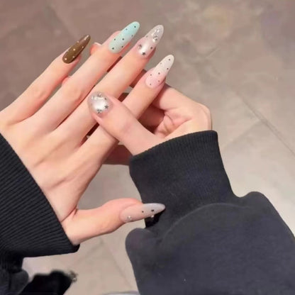 Künstlerische Pünktchen-Nagelverlängerungen