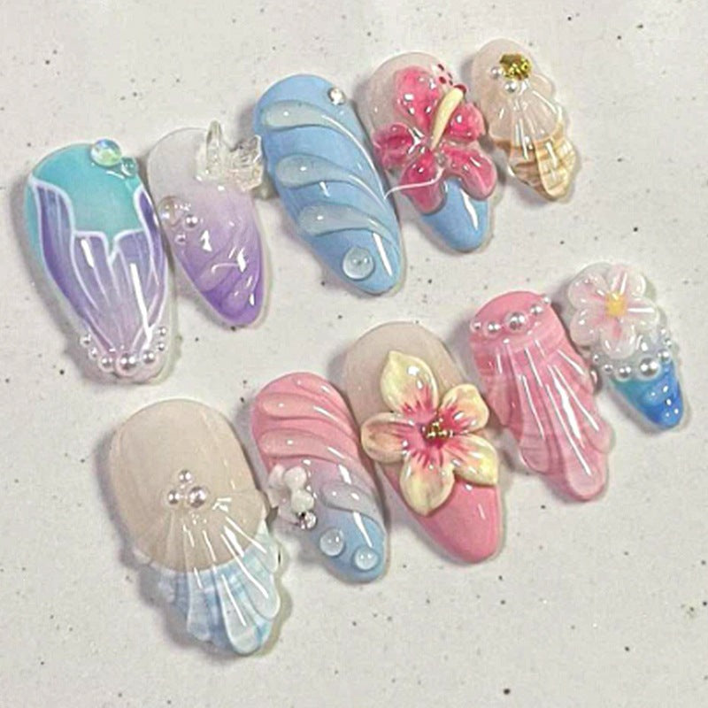 Kreatives Kunstnagelset mit floralen und farbenfrohen Akzenten Brehn