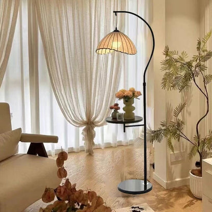 Stylische Bogen-Stehlampe mit integriertem Beistelltisch