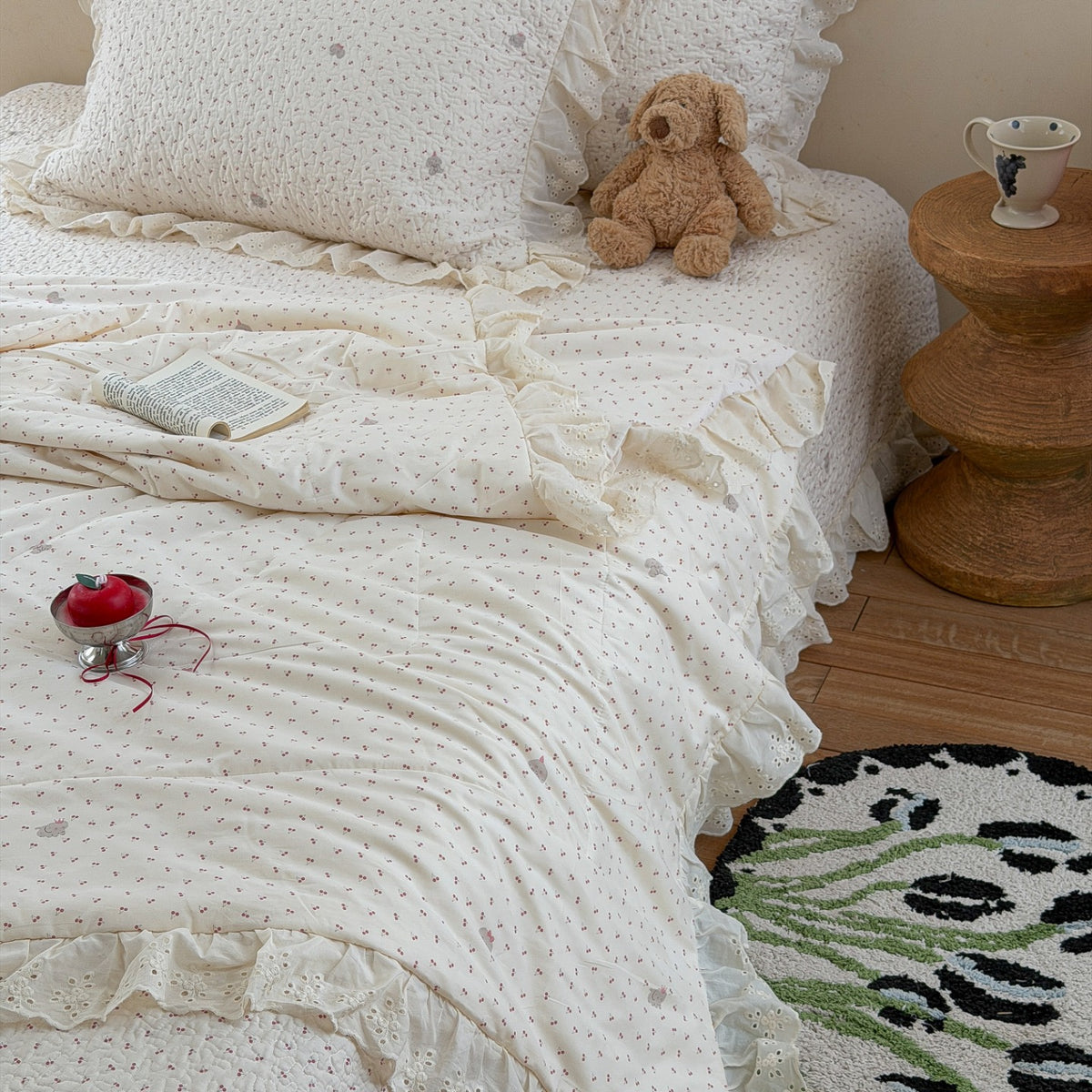 Gesteppte leichte Blumencotton-Bettdecke mit Rüschensaum und wendbarem Design