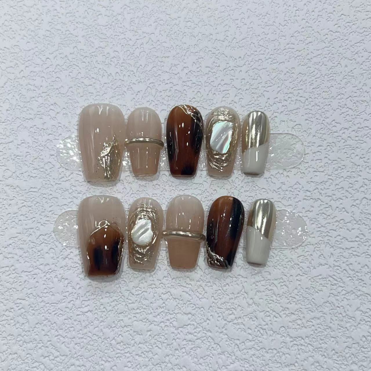 Elegantes Nagelkunstset mit einzigartigen Marmor- und Metallicelementen Brehn