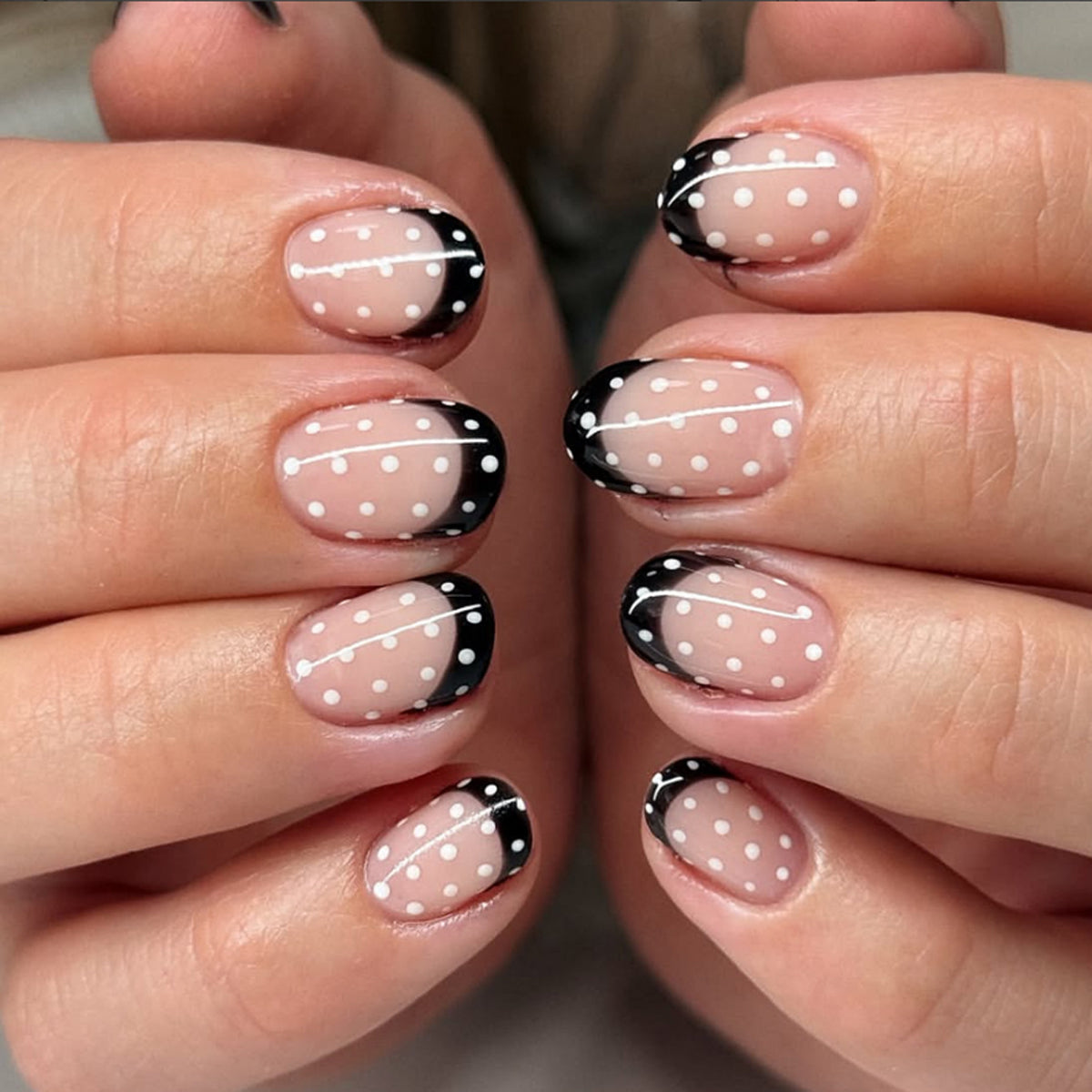 Kunstvolle Nagelkunst mit eleganten Punkten und Ombre-Effekt Brehn