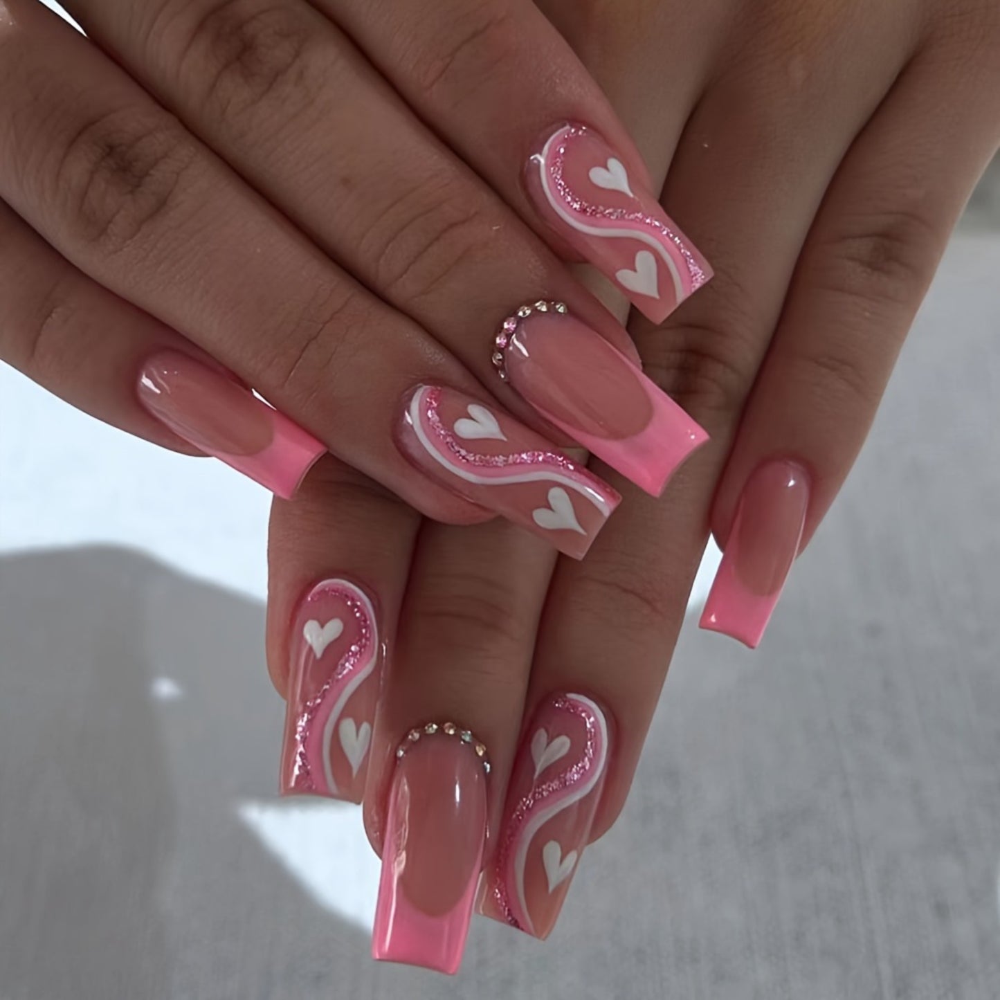 Kunstnagelset mit romantischen Herzmotiven und glamurösen Akzenten Brehn