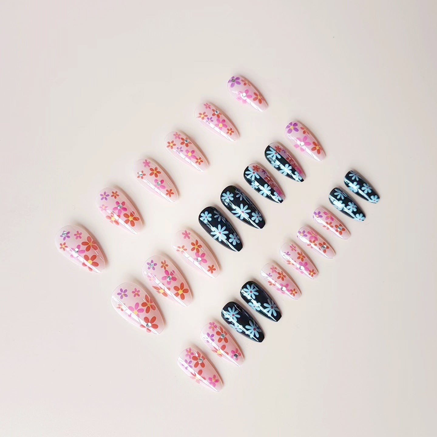 Kunstnagelset mit blumigen 3D-Verzierungen und Glitzer-Akzenten Brehn