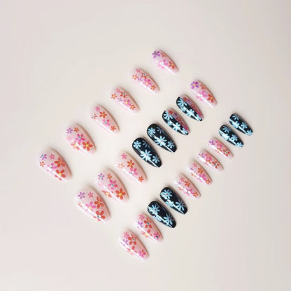 Kunstnagelset mit blumigen 3D-Verzierungen und Glitzer-Akzenten Brehn