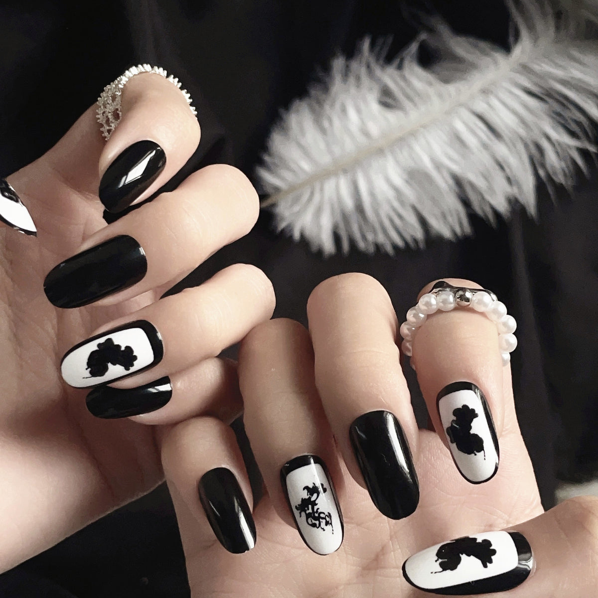Künstlerisches Press-On Nagelset mit floralen und abstrakten Designs
