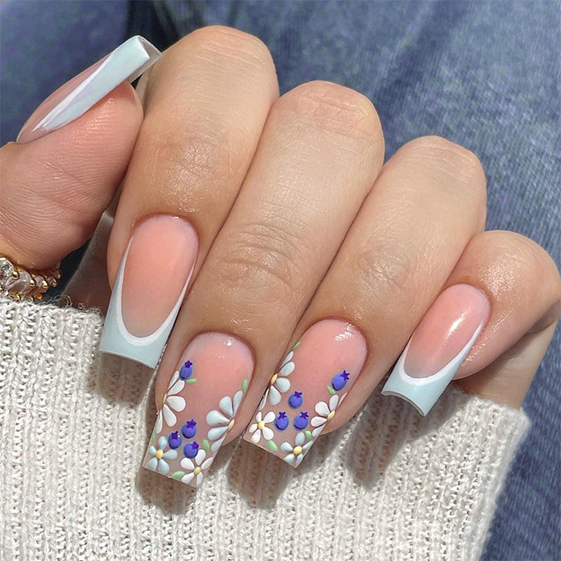 Dekoratives Press-On Nagelset mit floralen und glänzenden Akzenten Brehn