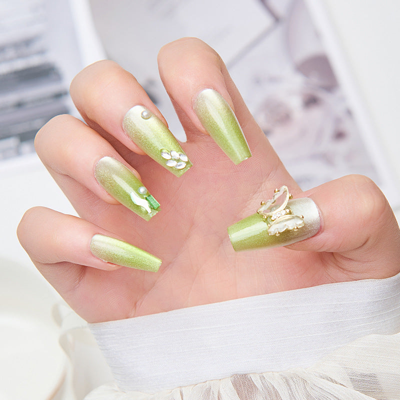 Kunstnägel mit Schmetterlingsakzenten und Glitzerdetails Brehn