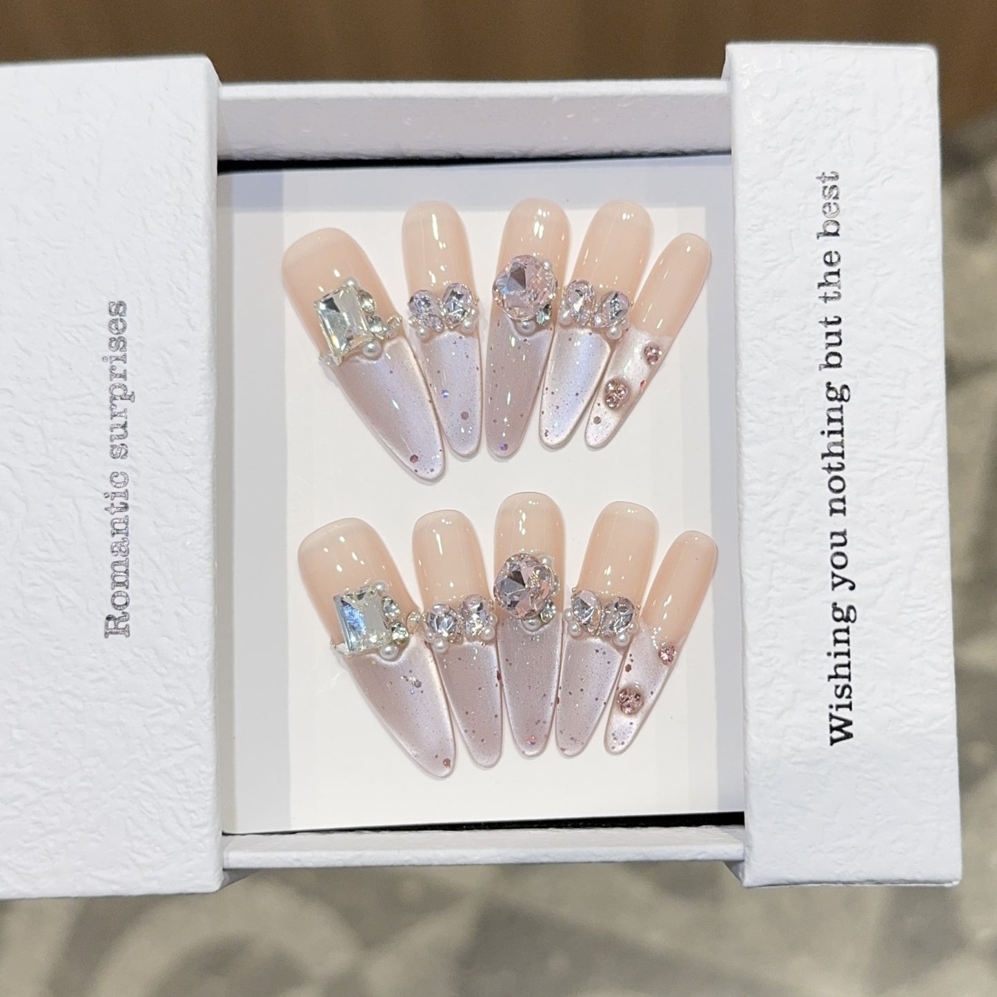 Romantische Kunstnägel mit Glitzerschmuck Brehn