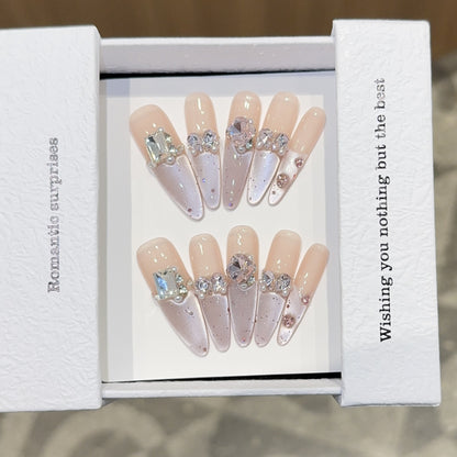 Romantische Kunstnägel mit Glitzerschmuck Brehn