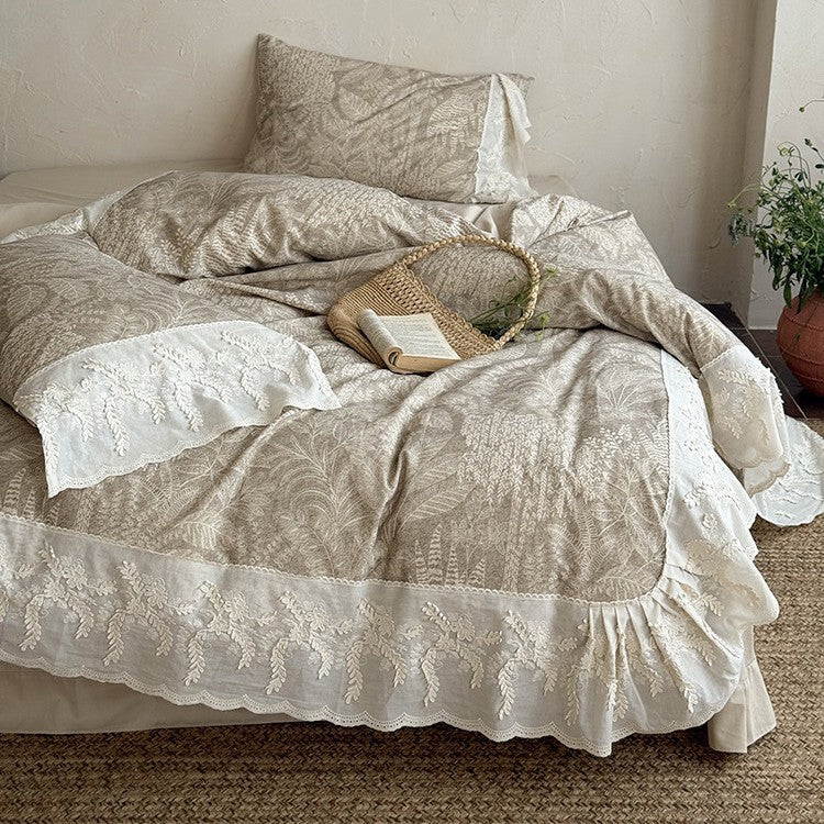Steppbett-Set im botanischen Jacquard mit besticktem Spitzenvolant