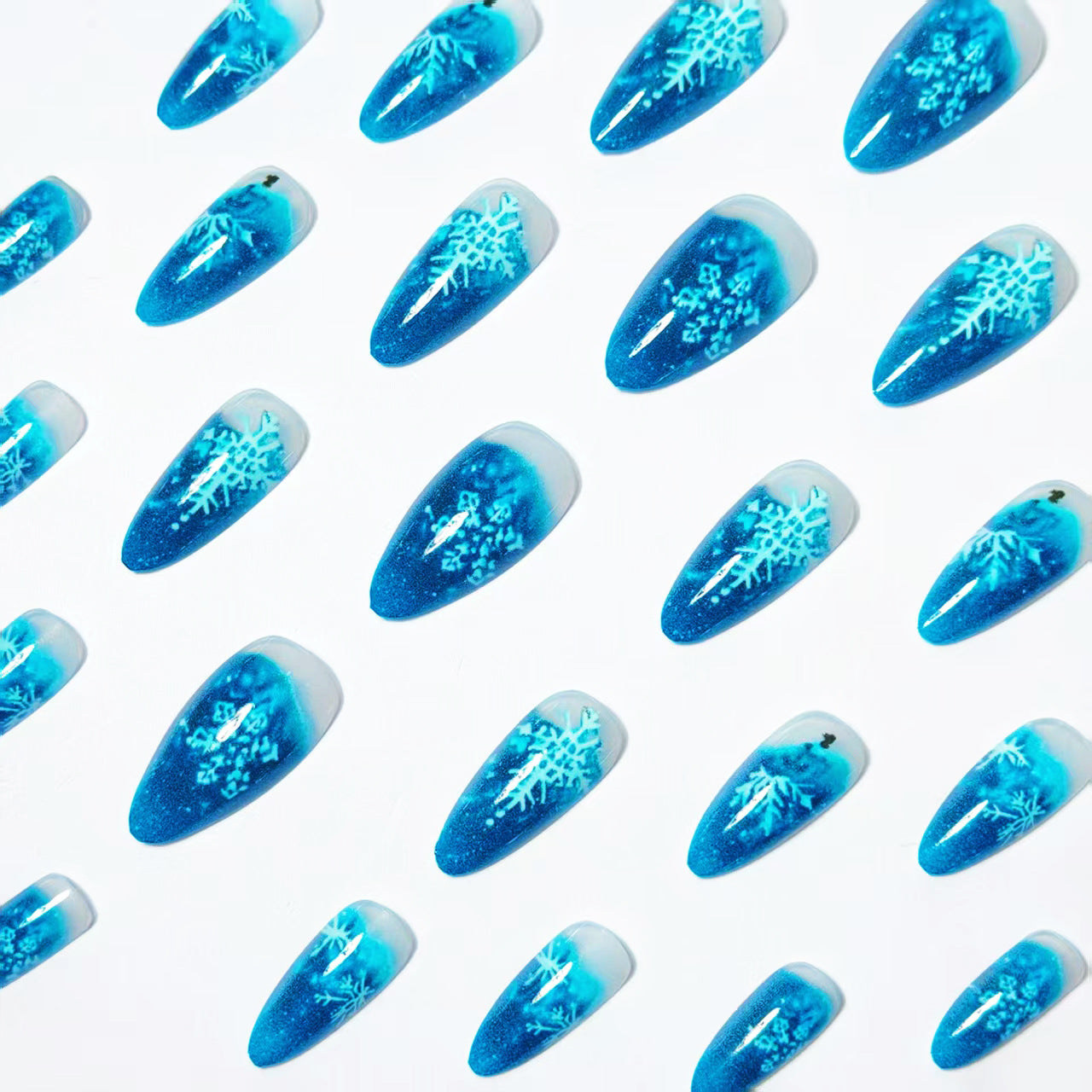 Klares Nageldesign mit Glitzer und Schneeflocken-Motiv Brehn