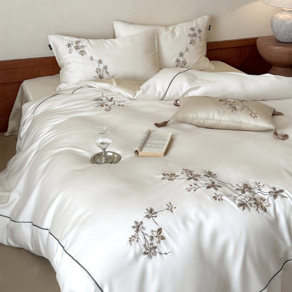Seidiger Sateen Besticktes Botanisches Bettwäsche-Set mit Paspelrand und Quastenakzentkissen