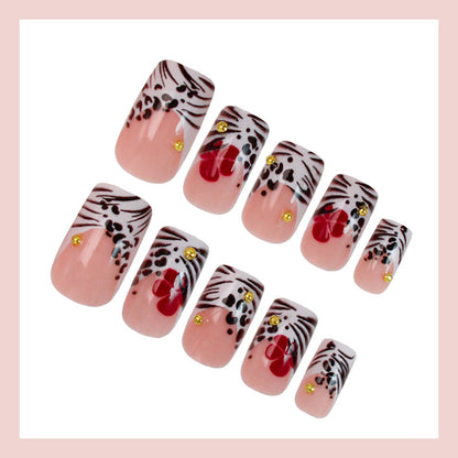 Kunstnagelset mit eleganten floralen Akzenten Brehn
