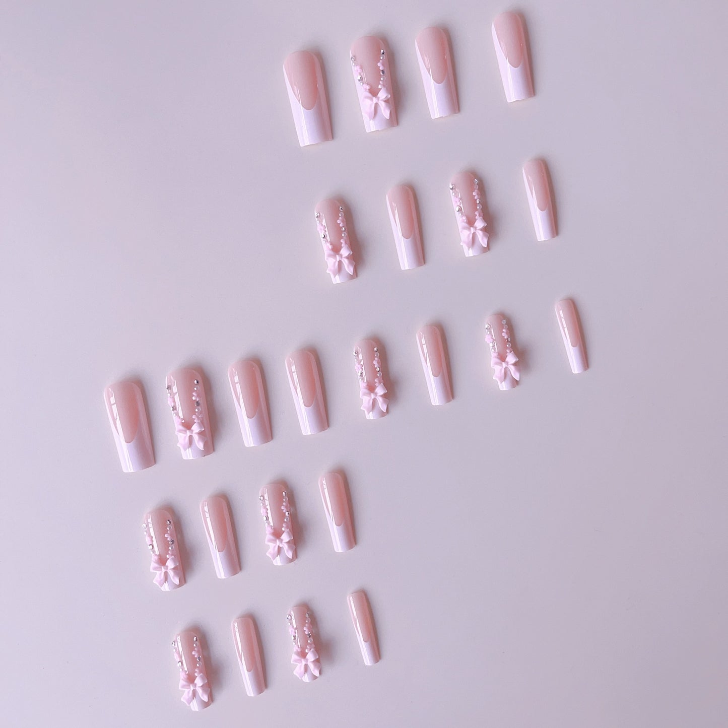 Kunstnagelset mit eleganten 3D-Blüten- und Perlenverzierungen Brehn